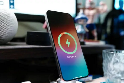 龙圩苹果15换屏服务分享用什么充电器给iPhone15充电更好 